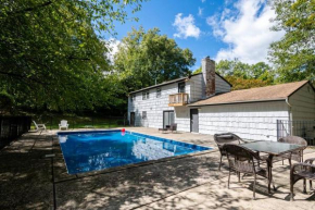 Luxe Retreat with Fireplace, WiFi, Parking in Ski Country
